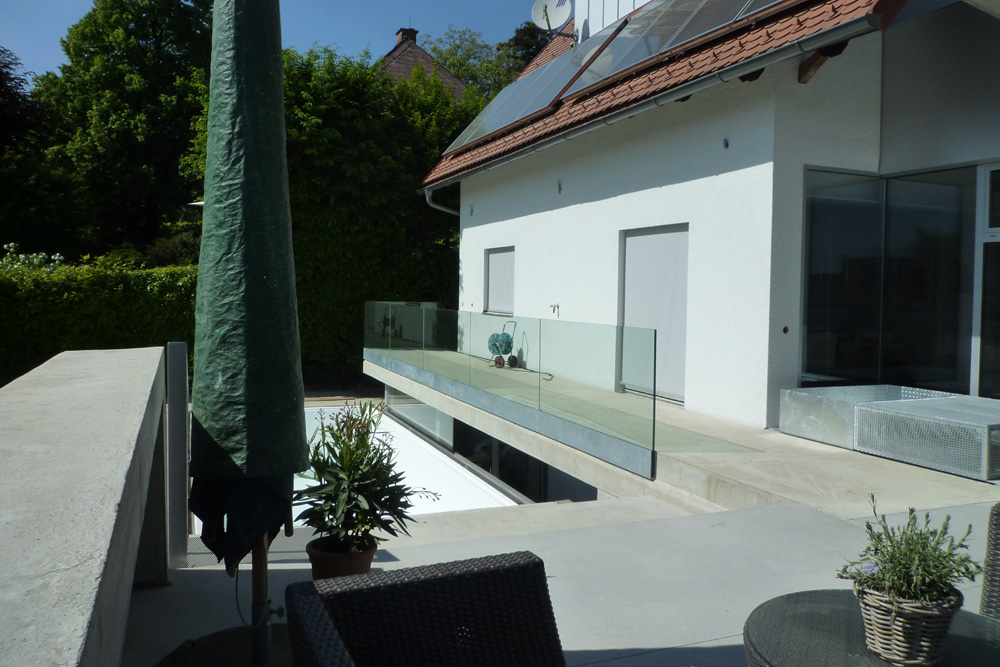 Terrasse - Blick zum Pool